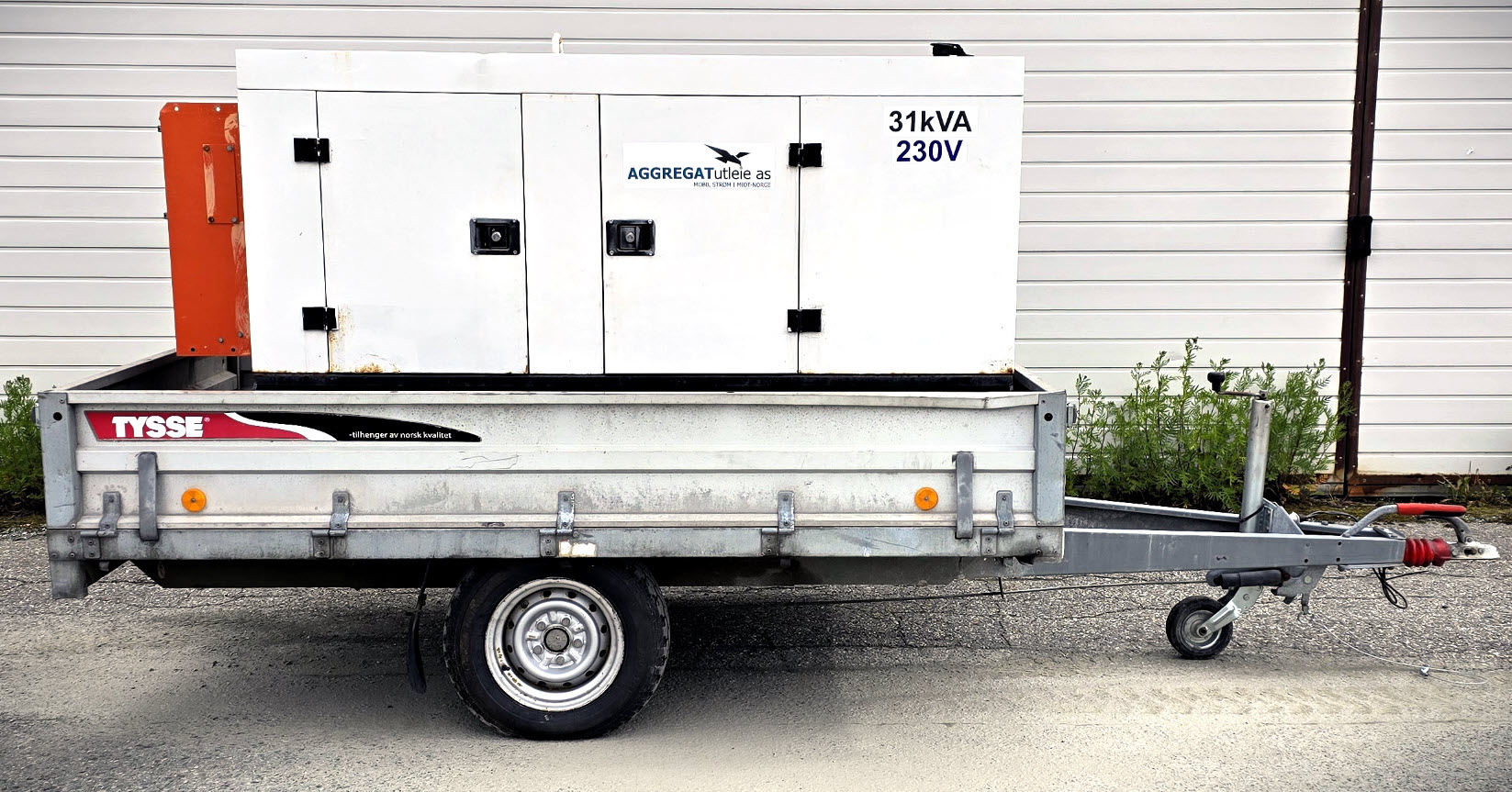 31 kVA 230V strømaggregat på en Tysse-henger, tilgjengelig for utleie hos Aggregatutleie AS.