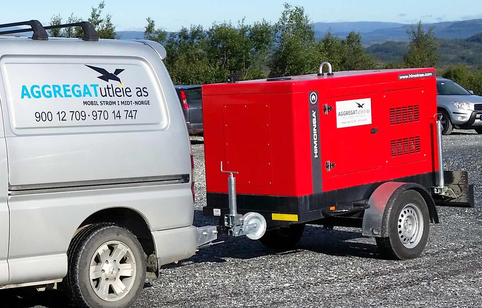 Rødt 45 kVA Himoinsa strømaggregat på henger, koblet til varebil fra Aggregatutleie AS, klart for utleie og transport.